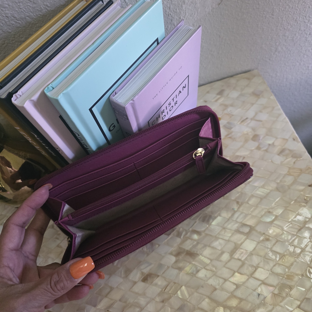 EUC MICHAEL KORS Patent Leather Signature Zip Around Wallet - Picture 2 of 2